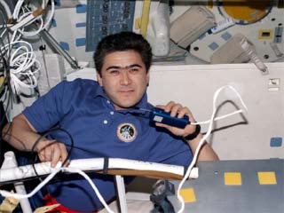 Mission Specialist Salizhan Sharipov speaks into an Air to Ground (A/G) communicator onboard the middeck of the Orbiter Endeavour during STS-89. 